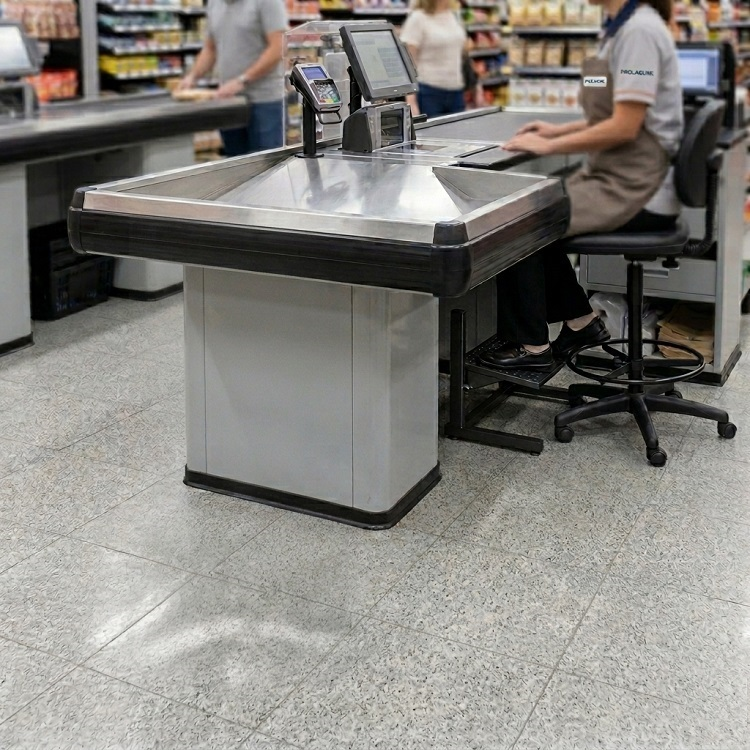 apoio-de-pe-e-cadeira-caixa-alta-ergonomica-prolabore-para-checkout-de-supermercado